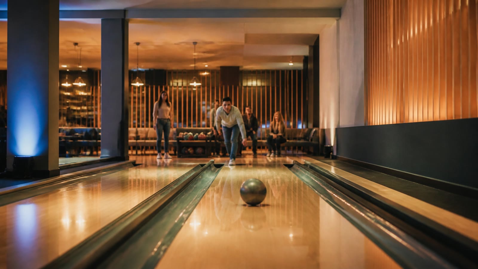 KI-generiertes Stimmungsbild einer modern beleuchteten Bowlingbahn