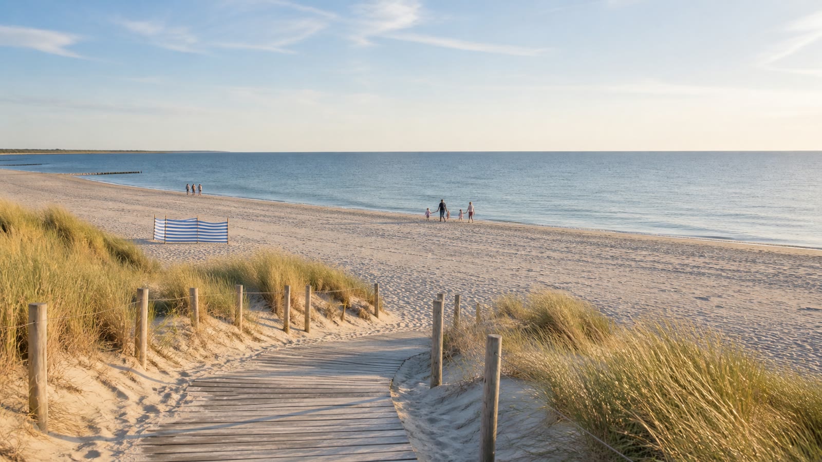 KI-generiertes Stimmungsbild des feinen Ostseestrands von Graal-Müritz mit Dünenweg