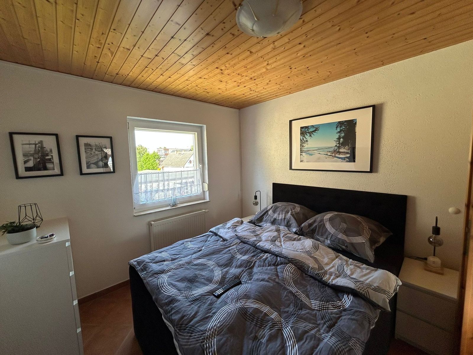 Schlafzimmer von Emma mit Boxspringbett
