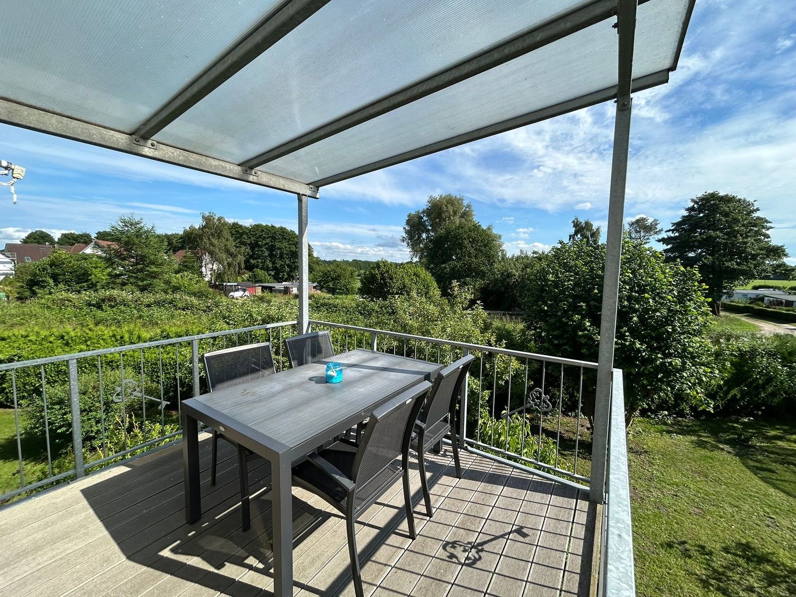 Überdachte Terrasse der Ferienwohnung Emma mit Blick ins Grüne