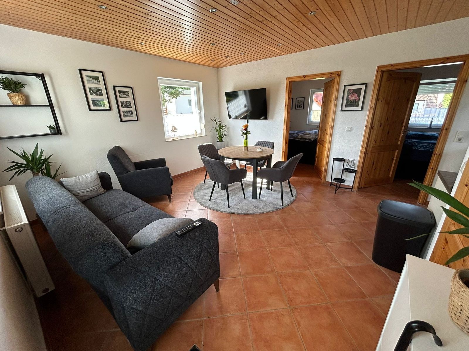 Geräumiger Wohn- und Essbereich der Ferienwohnung Emma